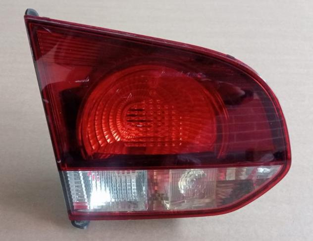 FANALE POST. PARTE INT. S. FUME' VERS. HELLA 999-U1293423 Parti elettriche Fanaleria Fanali Fanale int. post. s VOLKSWAGEN - GOLF 6 - 01-12-2008 -