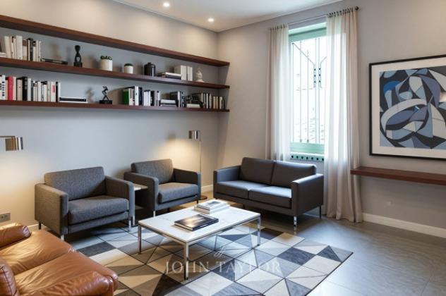 Villa di 380 m² con 5 locali e box auto in vendita a Milano