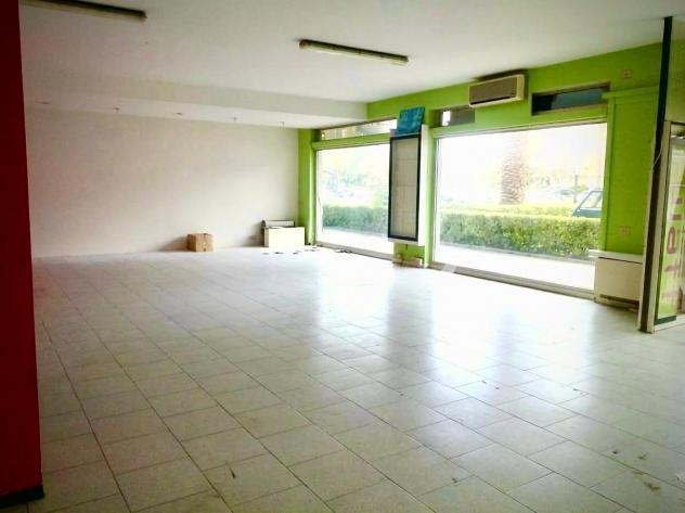 Oltre 3 vetrine in vendita a Massa - Foto 2