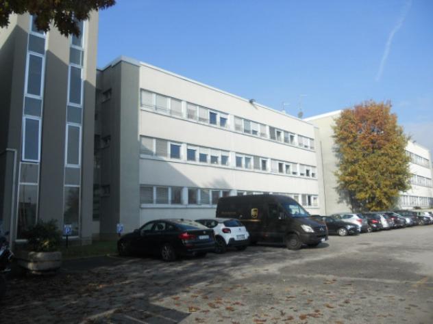 Immobile di 393 m² con più di 5 locali in affitto a Lainate