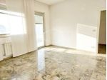 Imperia On. grande appartamento da sistemare con balconi
