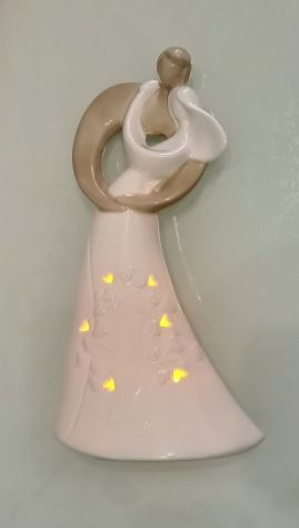 COPPIA DI SPOSI CHE SI ABBRACCIANO BOMBONIERA STATUINA IN PORCELLANA LED H21 CM - Foto 3