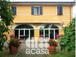 CASALE CON PARCO E PISCINA