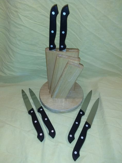 Ceppo in legno con 6 coltelli. - Foto 3