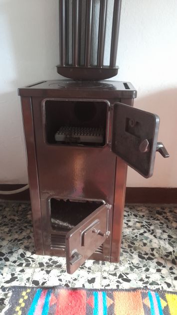 Stufa a legna con bruciatore a metano