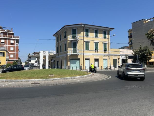 Oltre 3 vetrine in affitto a Carrara - Foto 3