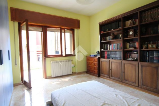 Libreria in noce ottimo stato vendo