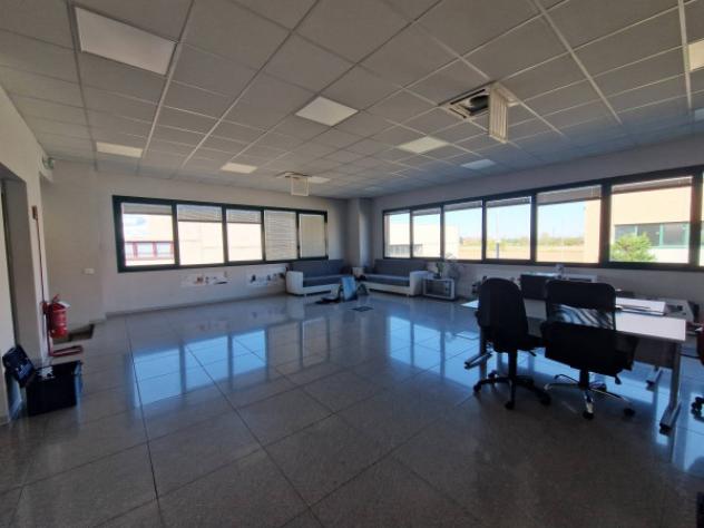 Immobile di 665 m² con più di 5 locali in affitto a Vanzago - Foto 3