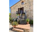 CASTELLINA IN CHIANTI – APPARTAMENTO CON SPAZIO ESTERNO PRIVATO E POSTI AUTO.