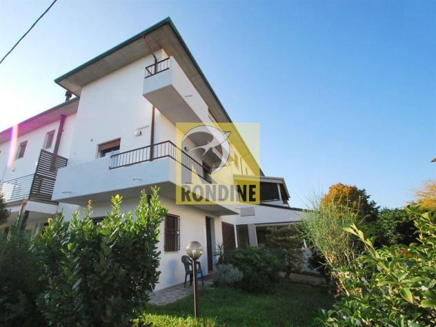 Villetta d'angolo su più livelli con giardino esclusivo