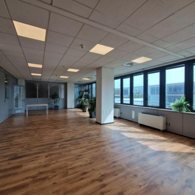 Immobile di 1800 m² con più di 5 locali in affitto a Pero - Foto 8