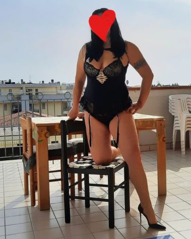 "Donna sensuale esegue tutti tipi massaggi su letino professionale Tel:3793842580