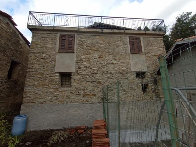 VENDESI A REZZO GRANDE CASA INDIPENDENTE BIFAMILIARE, CON TERRAZZA, CON GIARDINO