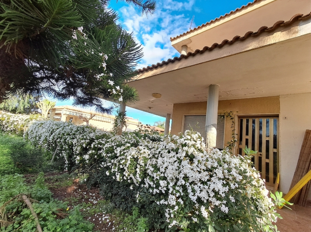 FANUSA:VILLA QUADRIVANI+DOPPI SERVIZI SU DUE LIVELLI A POCHI PASSI DAL MARE - Foto 3