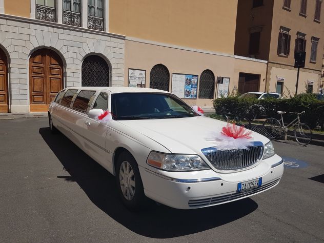 LIMOUSINE NOLEGGIO E MINI VANN 8 POSTI