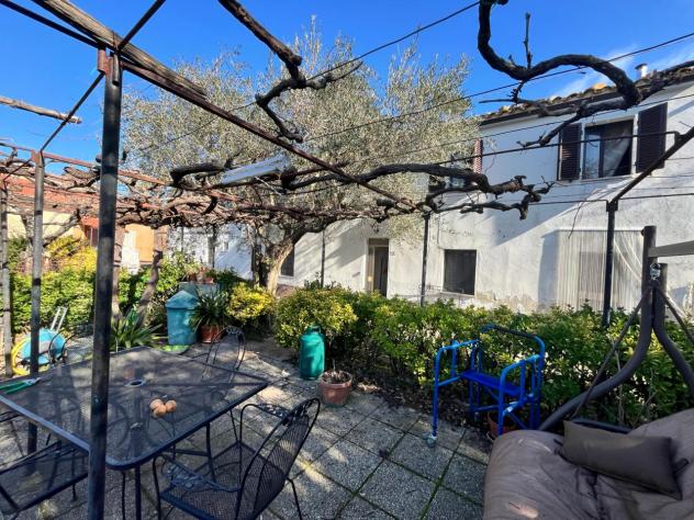 Nel Villaggio di Montebuono, a soli 10 km dalle Terme di Sorano e a 18 km da Pitigliano,
vendiamo un casale di circa 150 mq su due piani composto: Pi