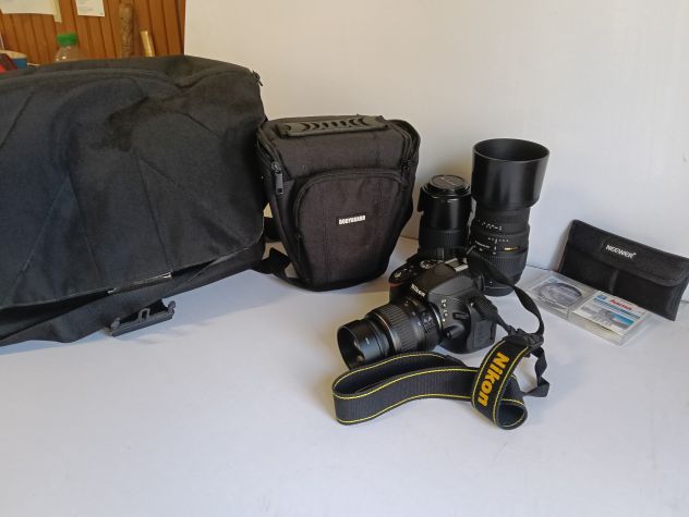 Nikon D5100 con tre obiettivi, filtri e borse.
