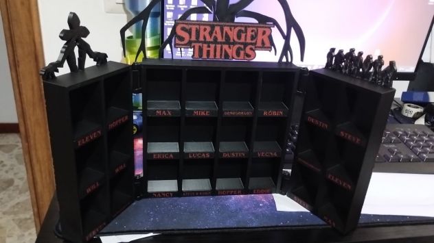 espositore stranger things funko pop kinder joi