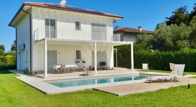 VILLA di 11 vani e di 200 mq (PIETRASANTA) rif. 75/V