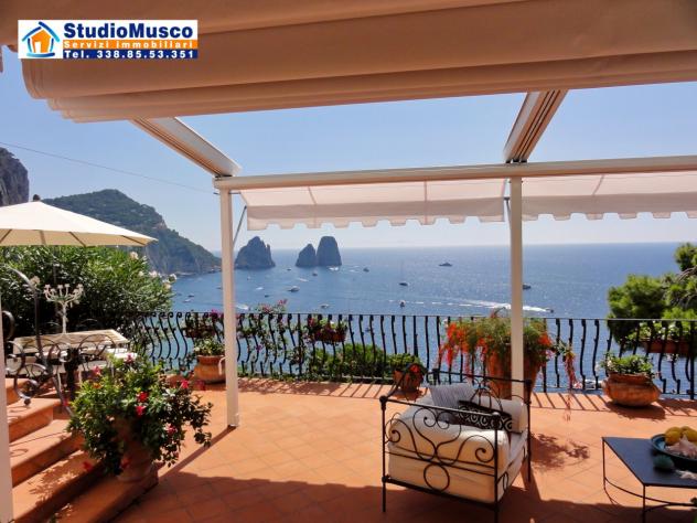 StudioMusco vende a Capri, su via Marina Piccola panoramicissimo appartamento indipendente. Con ampia terrazza panoramica, piccolo giardinetto, posto