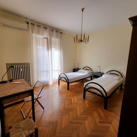 Camera doppia (2 posti letto) con balcone per sole studentesse- B. Roma
