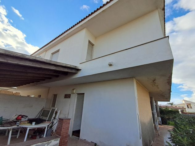 FANUSA:VILLA QUADRIVANI+DOPPI SERVIZI SU DUE LIVELLI A POCHI PASSI DAL MARE - Foto 5