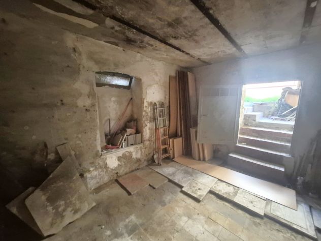 Fuorigrotta - Via Terracina - Cantina 25 mq