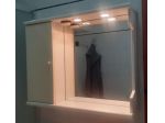 Specchio per bagno con luce e armadietto in legno.