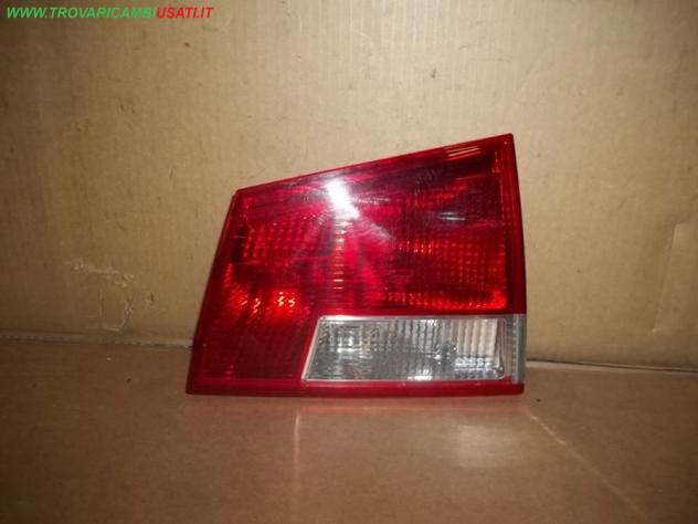 FANALE POST. PARTE INT. D. OPEL VECTRA (Z02) Station Wagon  Parti elettriche  Fanaleria  Fanali  Fanale post. sx. OPEL - VECTRA SW - 01-11-2003 - 01-1