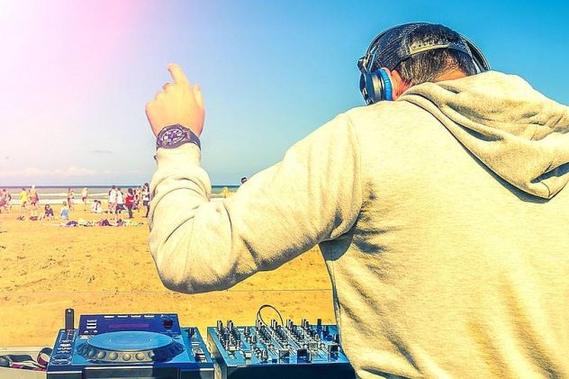 DJ -SERATE SILENT DISCO FESTE IN SPIAGGIA E GESTIONE SHOW SERALI ESTATE 2027 - Foto 2