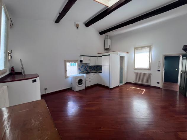 Ampia mansarda composta da un unico vano con 5 finestre, angolo cottura, bagno, il tutto in buone condizioni. Il monolocale si apprezza per il silenzi - Foto 2