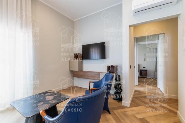 Attico fronte mare con terrazzo, solarium e posto auto – affitto annuale - Foto 6