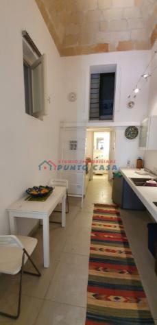 CENTRO STORICO – Via Carolina – Monolocale arredato al piano terra, 20 mq ca. + soppalco. Ottime condizioni. Euro 300 CL G - Foto 2