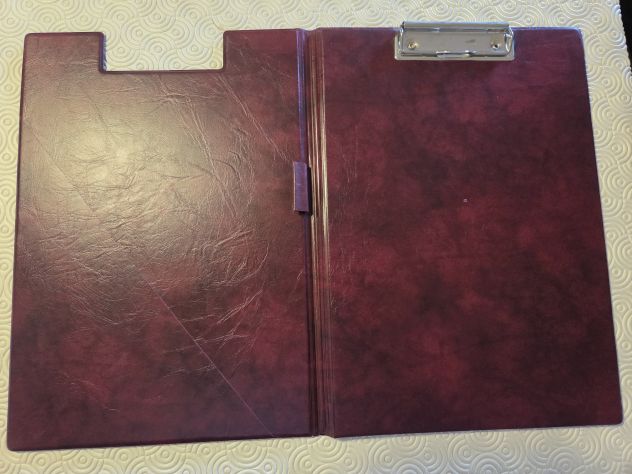 Porta Block Notes chiuso, in vera pelle marron scuro con fermaglio in acciaio. - Foto 2