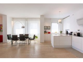 Appartamento di 260 m² con 4 locali e box auto in affitto a Milano