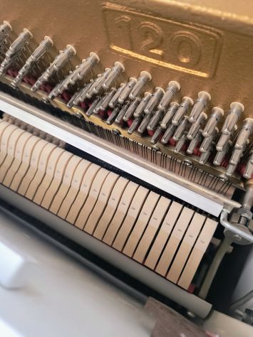 Pianoforte Sauter 120 R2 bianco tedesco con trasporto e panca inclusi - Foto 5