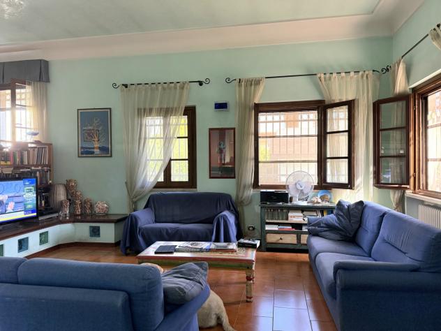 RONCHI, zona tranquilla e vicina al mare, villa su più livelli con ampio giardino su quattro lati. Al piano terra troviamo ingresso, salone, tinello,