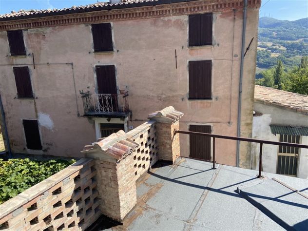 Rustico indipendente con fienile/stalla e giardino