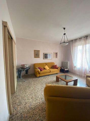 Travedona Monate - ampio appartamento con balcone, terrazzo e cantina - Foto 4