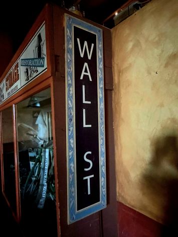 WALL ST insegna