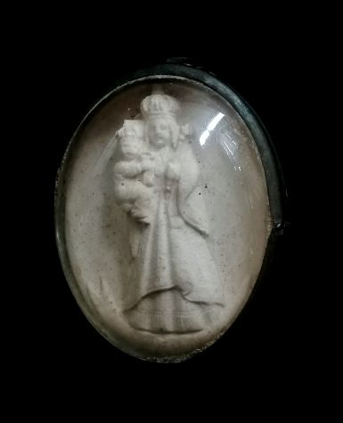 ANTICO MEDAGLIONE CON SCULTURA VOTIVA IN SCHIUMA SOTTO VETRO, 1800. - Foto 3