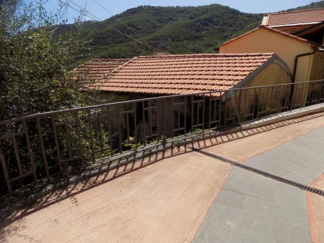 VENDESRI RUSTICO DA RISTRUTTURARE IN PAESE CON GIARDINO - Foto 8