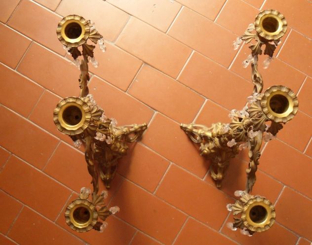 N° 2 VECCHI CANDELABRI IN OTTONE CON GOCCE DI VETRO - - Foto 2