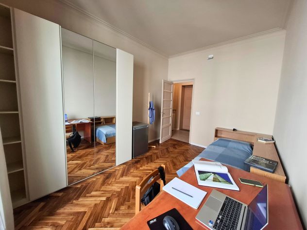 Ampia camera con balcone in elegante appartamento ristrutturato - Foto 4