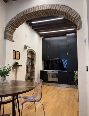 Elegante bilocale arredato in centro storico a Parma – Travi a vista - Foto 8