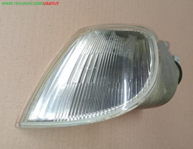 FANALINO LAT.S.(-7847) CITROEN SAXO (S8)  Parti elettriche  Fanaleria  Proiettori  Fanalino comple CITROEN - SAXO - 01-03-1996 - 01-08-1999