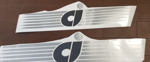 adesivi per ci international 2 loghi a righe in toni di grigio - Foto 4