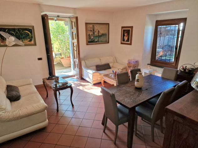 MONTIGNOSO, villetta a schiera con giardino angolare a circa 3,5 km dal mare della Versilia. L'immobile è composto di sala, cucina, disimpegno, camera - Foto 5