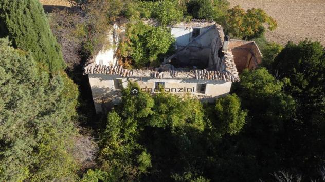 Cartoceto (pu) posizionato su un'altura che domina l'intera vallata del metauro fino alle principali spiagge di fano, non lontano dall'asse viario del - Foto 3