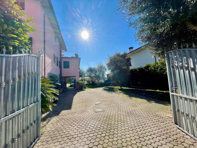 RUSTICO di 10 vani e di 250 mq (PIETRASANTA - Crociale) rif. 037 - Foto 2